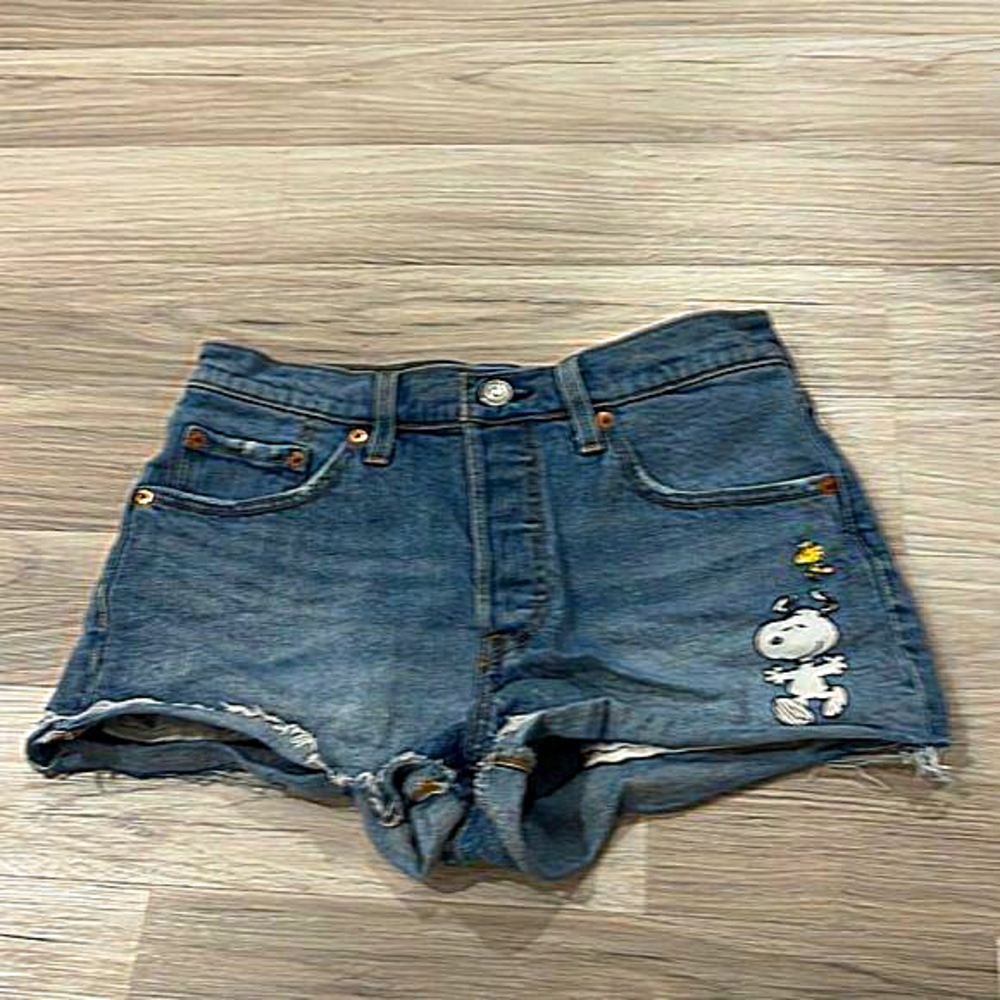 Limited edition snoopy Levi’s‎ shorts